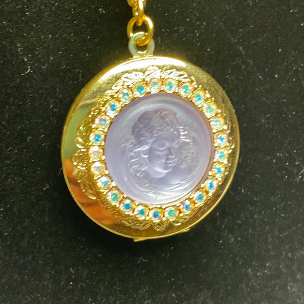 Vtg Kirk's Folly Love never dies Locket